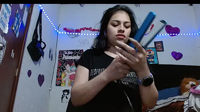 Snapshot of Saray_extrovert_ chatting on 10.05.25 Saray extrovert  online show from 10.05.25