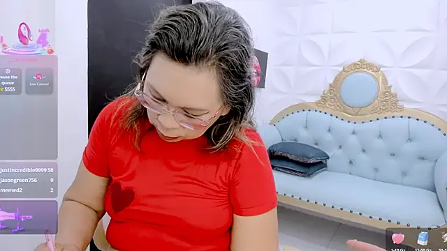 Snapshot of dianamilf chatting on 03.17.25 dianamilf online show from 03.17.25