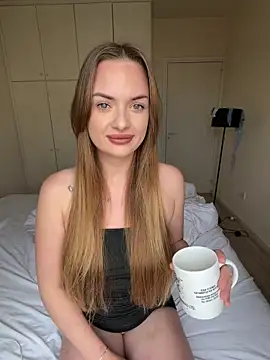 Snapshot of ElenaRebelle chatting on 04.27.26 ElenaRebelle online show from 04.27.26