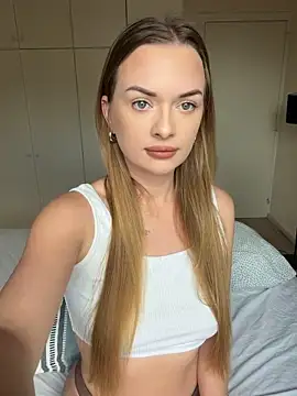 Snapshot of ElenaRebelle chatting on 05.04.26 ElenaRebelle online show from 05.04.26