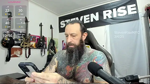 Snapshot of StevenRiseNYC chatting on 03.04.25 StevenRiseNYC online show from 03.04.25