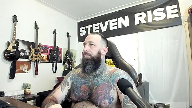Snapshot of StevenRiseNYC chatting on 09.08.25 StevenRiseNYC online show from 09.08.25