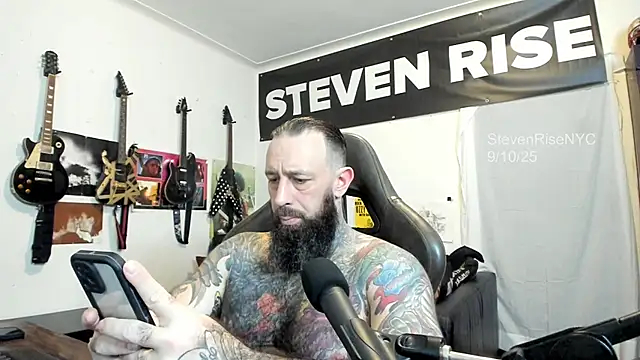 Snapshot of StevenRiseNYC chatting on 09.10.25 StevenRiseNYC online show from 09.10.25