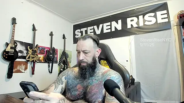 Snapshot of StevenRiseNYC chatting on 09.11.25 StevenRiseNYC online show from 09.11.25
