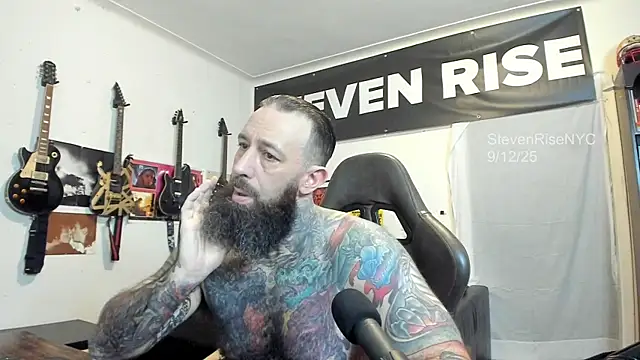 Snapshot of StevenRiseNYC chatting on 09.13.25 StevenRiseNYC online show from 09.13.25