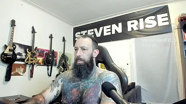 Snapshot of StevenRiseNYC chatting on 09.24.25 StevenRiseNYC online show from 09.24.25