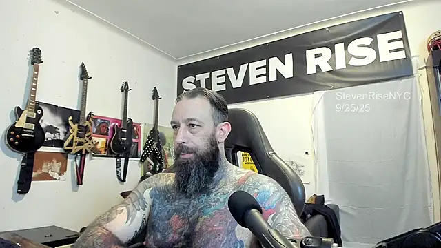 Snapshot of StevenRiseNYC chatting on 09.25.25 StevenRiseNYC online show from 09.25.25