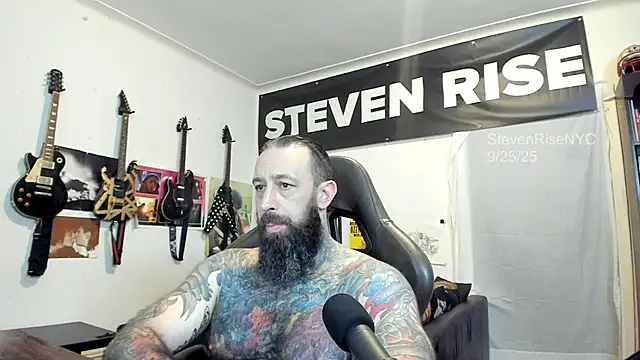 Snapshot of StevenRiseNYC chatting on 09.26.25 StevenRiseNYC online show from 09.26.25