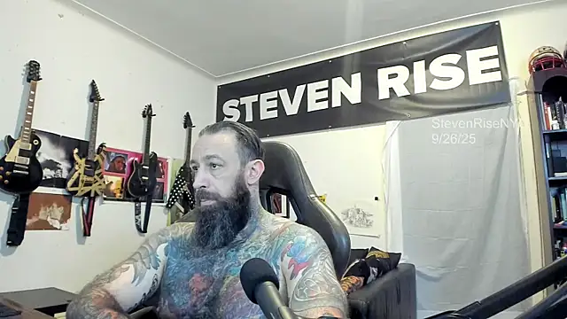 Snapshot of StevenRiseNYC chatting on 09.26.25 StevenRiseNYC online show from 09.26.25
