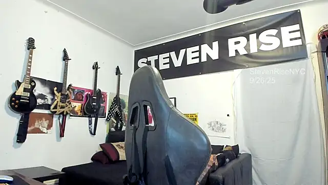 Snapshot of StevenRiseNYC chatting on 09.27.25 StevenRiseNYC online show from 09.27.25