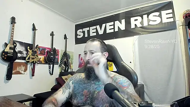 Snapshot of StevenRiseNYC chatting on 09.28.25 StevenRiseNYC online show from 09.28.25