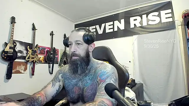 Snapshot of StevenRiseNYC chatting on 09.30.25 StevenRiseNYC online show from 09.30.25