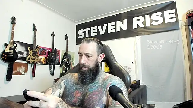 Snapshot of StevenRiseNYC chatting on 10.01.25 StevenRiseNYC online show from 10.01.25
