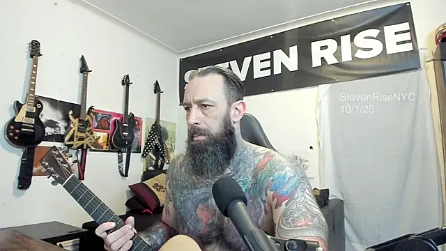 Snapshot of StevenRiseNYC chatting on 10.01.25 StevenRiseNYC online show from 10.01.25