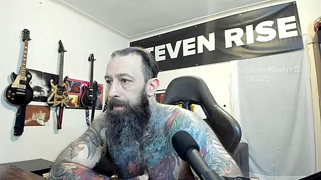 Snapshot of StevenRiseNYC chatting on 10.02.25 StevenRiseNYC online show from 10.02.25