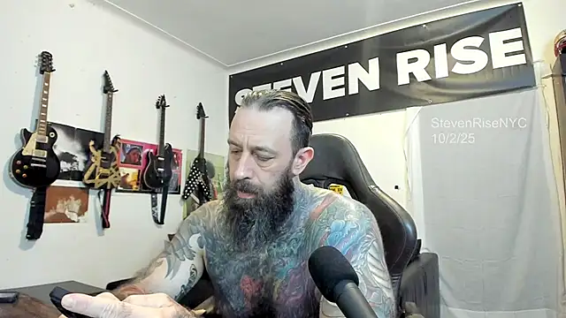 Snapshot of StevenRiseNYC chatting on 10.03.25 StevenRiseNYC online show from 10.03.25