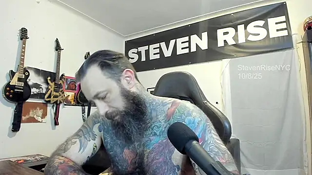 Snapshot of StevenRiseNYC chatting on 10.07.25 StevenRiseNYC online show from 10.07.25