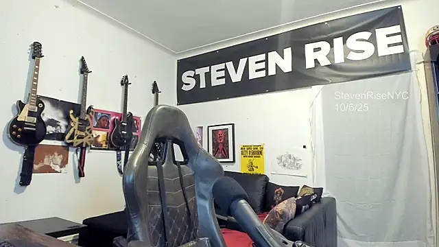 Snapshot of StevenRiseNYC chatting on 10.07.25 StevenRiseNYC online show from 10.07.25