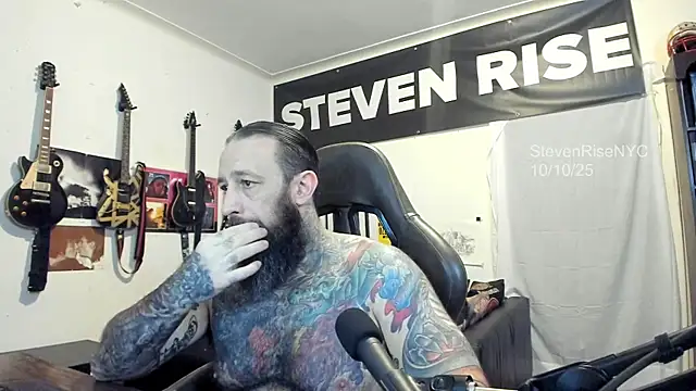 Snapshot of StevenRiseNYC chatting on 10.10.25 StevenRiseNYC online show from 10.10.25