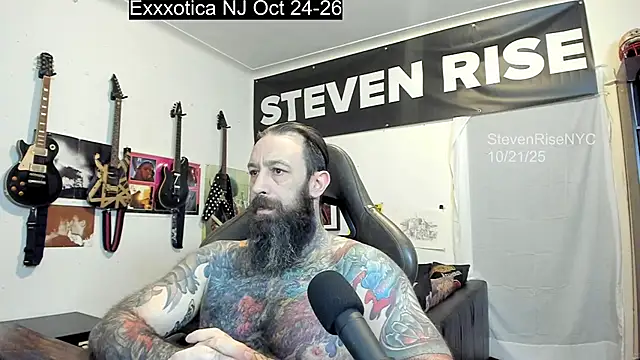 Snapshot of StevenRiseNYC chatting on 10.21.25 StevenRiseNYC online show from 10.21.25