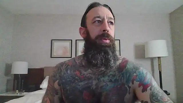 Snapshot of StevenRiseNYC chatting on 10.26.25 StevenRiseNYC online show from 10.26.25