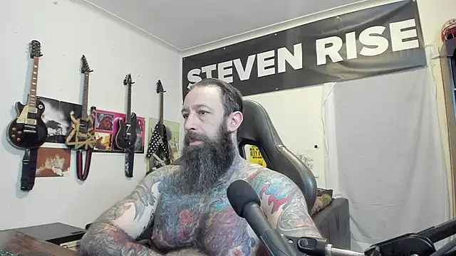 Snapshot of StevenRiseNYC chatting on 10.28.25 StevenRiseNYC online show from 10.28.25