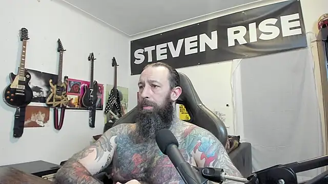 Snapshot of StevenRiseNYC chatting on 10.29.25 StevenRiseNYC online show from 10.29.25