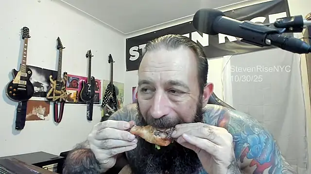 Snapshot of StevenRiseNYC chatting on 10.31.25 StevenRiseNYC online show from 10.31.25