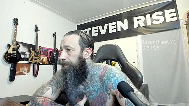 Snapshot of StevenRiseNYC chatting on 11.01.25 StevenRiseNYC online show from 11.01.25