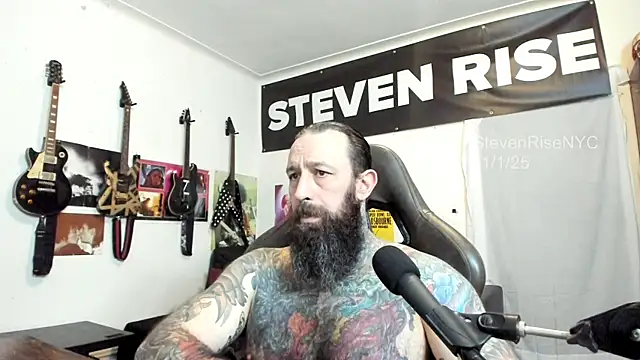 Snapshot of StevenRiseNYC chatting on 11.01.25 StevenRiseNYC online show from 11.01.25
