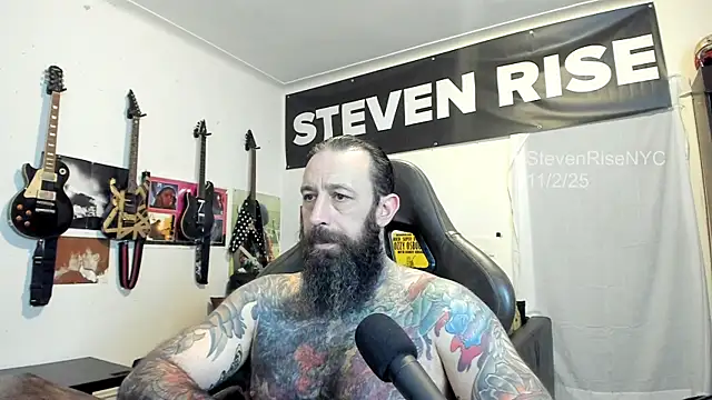 Snapshot of StevenRiseNYC chatting on 11.03.25 StevenRiseNYC online show from 11.03.25