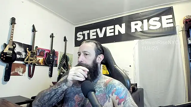 Snapshot of StevenRiseNYC chatting on 11.05.25 StevenRiseNYC online show from 11.05.25