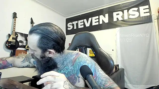 Snapshot of StevenRiseNYC chatting on 11.07.25 StevenRiseNYC online show from 11.07.25