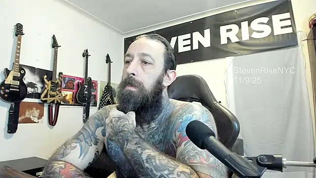 Snapshot of StevenRiseNYC chatting on 11.11.25 StevenRiseNYC online show from 11.11.25