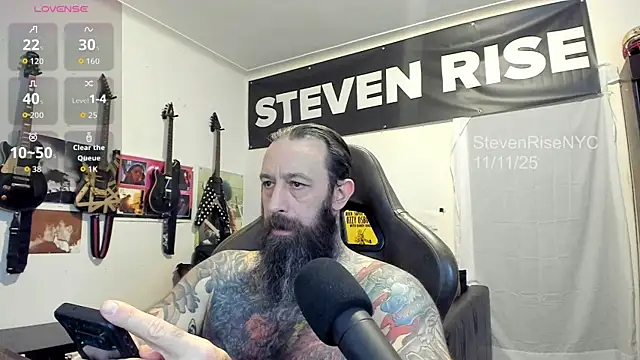 Snapshot of StevenRiseNYC chatting on 11.12.25 StevenRiseNYC online show from 11.12.25