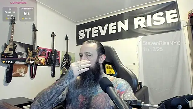 Snapshot of StevenRiseNYC chatting on 11.13.25 StevenRiseNYC online show from 11.13.25