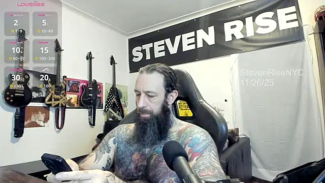 Snapshot of StevenRiseNYC chatting on 11.26.25 StevenRiseNYC online show from 11.26.25