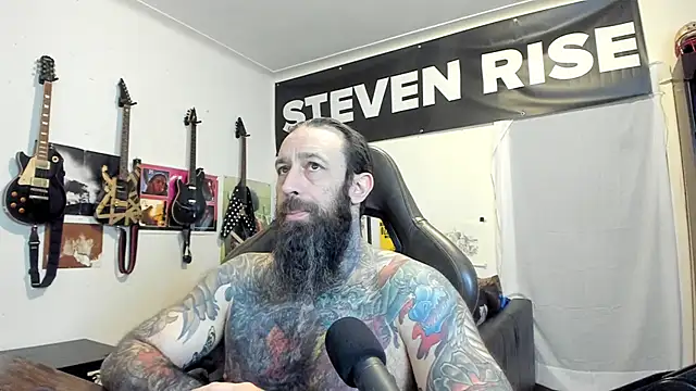 Snapshot of StevenRiseNYC chatting on 12.02.25 StevenRiseNYC online show from 12.02.25