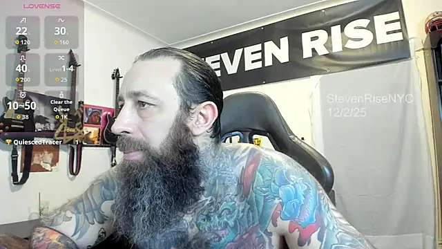 Snapshot of StevenRiseNYC chatting on 12.03.25 StevenRiseNYC online show from 12.03.25