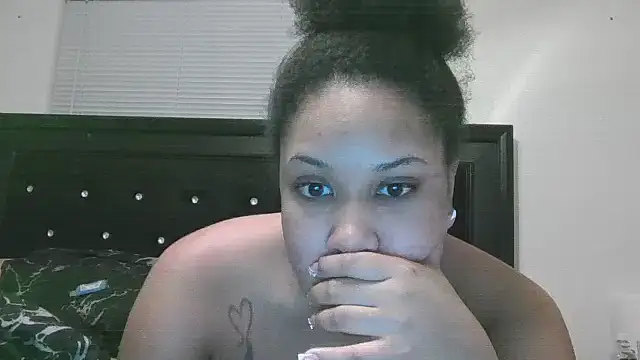 Snapshot of creamdreammmm chatting on 03.22.25 creamdreammmm online show from 03.22.25