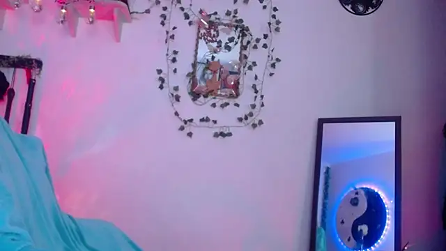 Snapshot of Eve_Blue77 chatting on 09.20.25 Eve Blue77 online show from 09.20.25