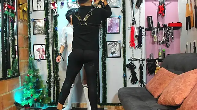 Snapshot of dom2travelersss chatting on 12.30.24 dom2travelersss online show from 12.30.24