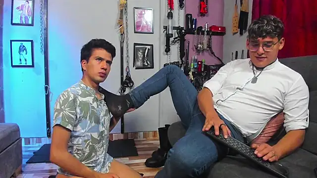 Snapshot of dom2travelersss chatting on 02.21.25 dom2travelersss online show from 02.21.25