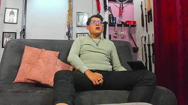 Snapshot of dom2travelersss chatting on 03.08.25 dom2travelersss online show from 03.08.25