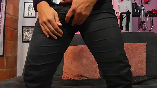 Snapshot of dom2travelersss chatting on 03.17.25 dom2travelersss online show from 03.17.25