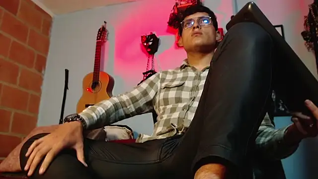 Snapshot of dom2travelersss chatting on 09.15.25 dom2travelersss online show from 09.15.25