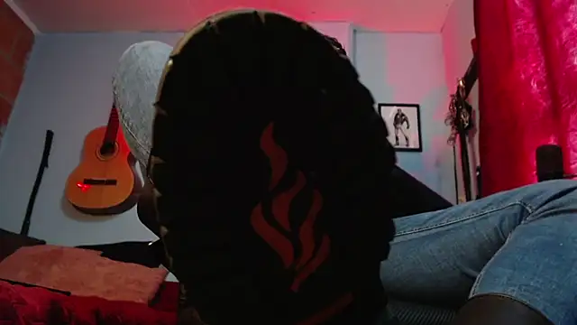 Snapshot of dom2travelersss chatting on 09.18.25 dom2travelersss online show from 09.18.25