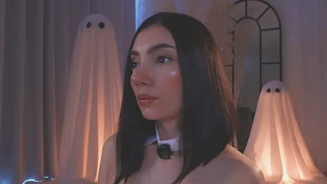 Snapshot of AmyArmstrong chatting on 10.28.25 AmyArmstrong online show from 10.28.25