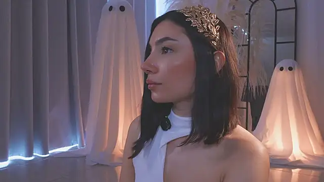 Snapshot of AmyArmstrong chatting on 10.29.25 AmyArmstrong online show from 10.29.25