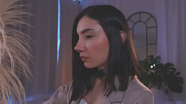 Snapshot of AmyArmstrong chatting on 11.13.25 AmyArmstrong online show from 11.13.25